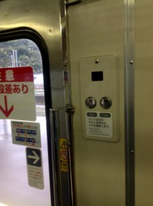 普通列車のドア開閉ボタン