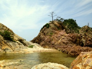 城原海岸の白と赤のコントラスト