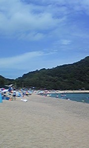 海水浴シーズンの佐津ビーチ