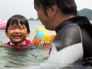 海でお父さんと一緒