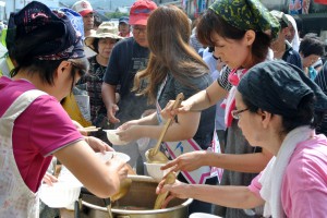 カニ汁配布