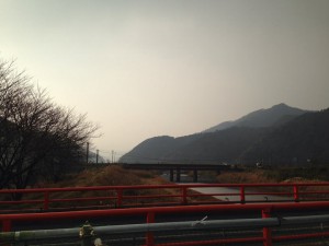 佐津川橋より