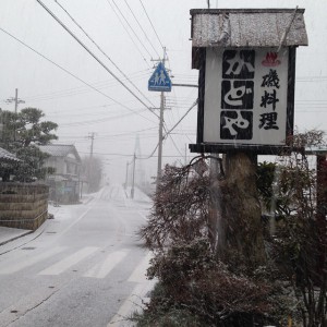 降雪中のかどや前