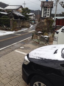 雪がやんだかどや前