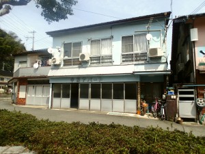 正面のアパート