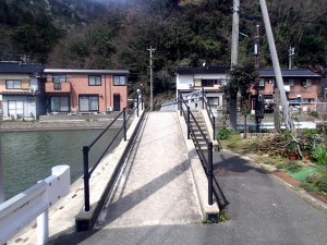 対岸へ行く橋