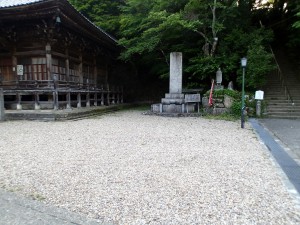 薬師堂と温泉寺へ向かう階段