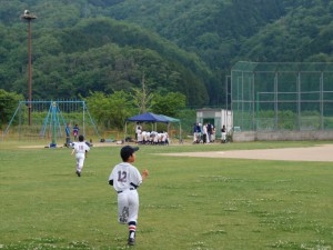 小学校のグランドにある人工巣塔