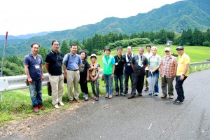 うへ山の棚田で記念撮影２