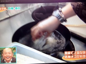 おこぜの唐揚げ調理中
