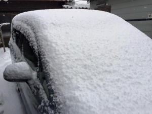 雪に埋もれたフロントガラス