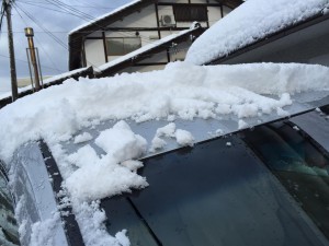 車の天井の雪