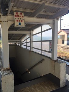 JR鎧駅の地下通路