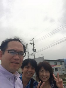後ろにコウノトリ