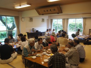 海開き昼食風景