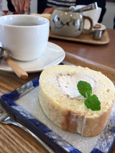 豆カフェの豆腐ロールケーキ