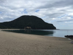 雲の多い佐津海水浴場