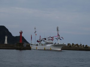 新造船の香住漁港入港