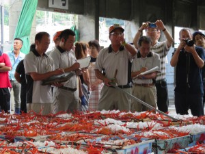 香住がにコンテナ競り