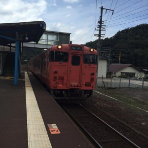 佐津駅にて列車到着