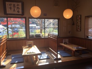 江野そばの店内