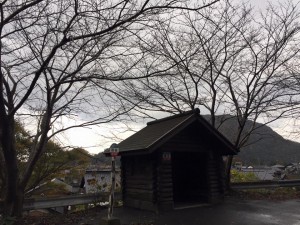 雨の日のバス停