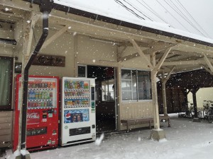 雪の佐津駅