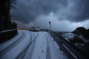 雪道と車