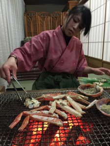 カニを焼くスタッフみなみ