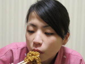 焼きそばを食べる