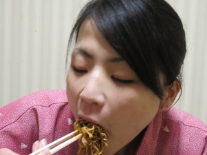 チョコソース焼きそばを食べる