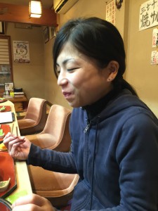 お寿司を食べる