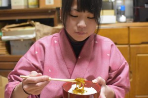 ワカメの茎ご飯を食べる