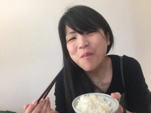 ご飯を食べる