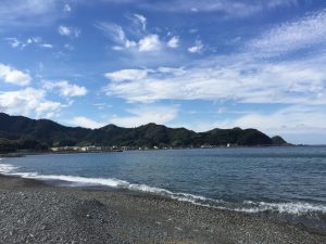 香住海岸と秋の空