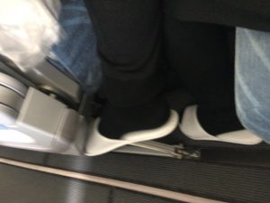 飛行機内で便利なスリッパ