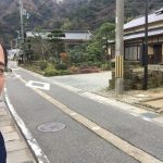 お帰りの際のお見送りは玄関まで?それとも駐車場から車が発進するまで?どちらがよいと思いますか?