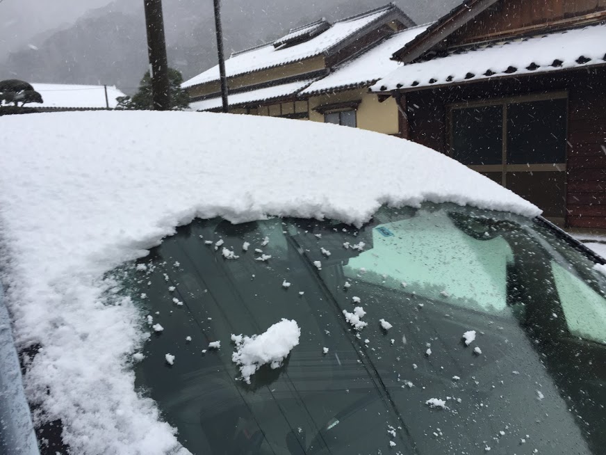 車の雪は運転前にフロントガラスだけでなく ルーフの雪も落としておきましょう 香住 佐津温泉 民宿かどや 公式ブログ
