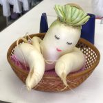 とよおか産直まごころ市場の大根(ダイコン)のポーズがハンパない。