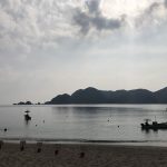 朝、6時〜9時ぐらいの佐津海水浴場がハンパない透明度で美しいです!