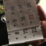 「カレンダーの裏紙で名札を作るなんて非常識です!」とのお叱りをお客様から頂きました