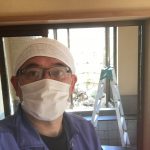 休館日、業務用カビ取り泡スプレーで男湯の壁をクリーニングしました!