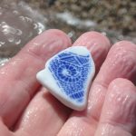 佐津休みの自由研究にも!?佐津海水浴場で陶器の欠けらを拾ってみませんか?