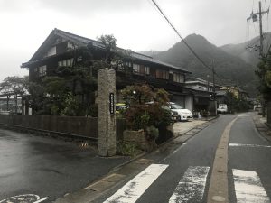 看板のない外観