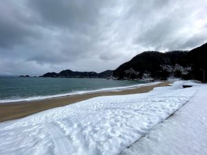 雪の佐津海水浴場東側