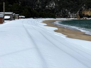 雪の佐津海水浴場西側