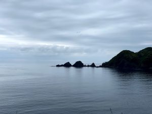 佐津海岸のシンボル”貝殻島”