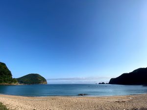 安木浜海水浴場から見た貝殻島