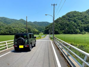 米地橋を渡る