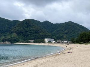 朝釣りする人の多い佐津海水浴場